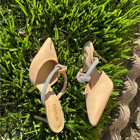 Schutz Pearl Nubuck Pump
Light Beige - Nubuck size 8.5 New w tags - Picture 6 of 8